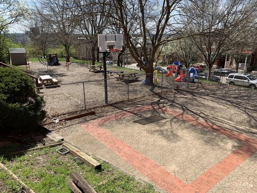 2232 Stratford Avenue
