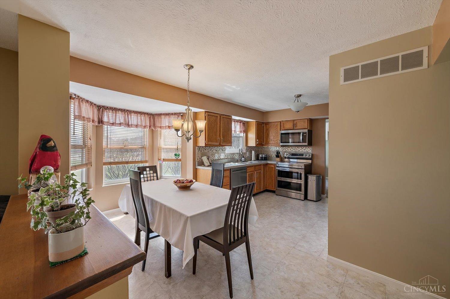 8136 Surrey Brook Lane, West Chester, Ohio image 4