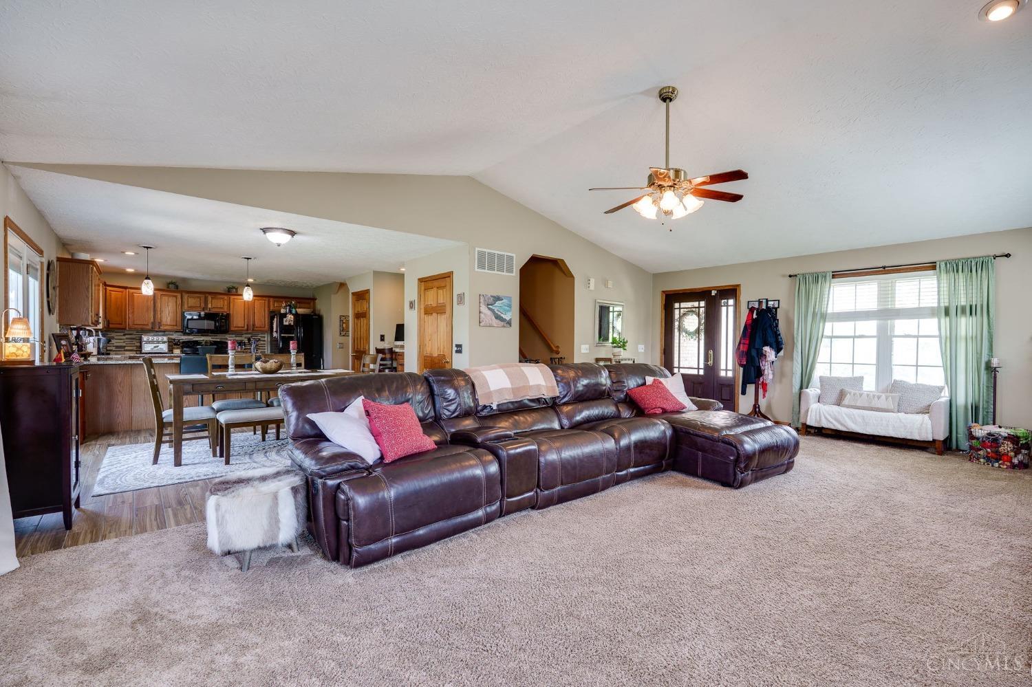 2952 Foxhound Drive, Fairfield Twp, Ohio image 3