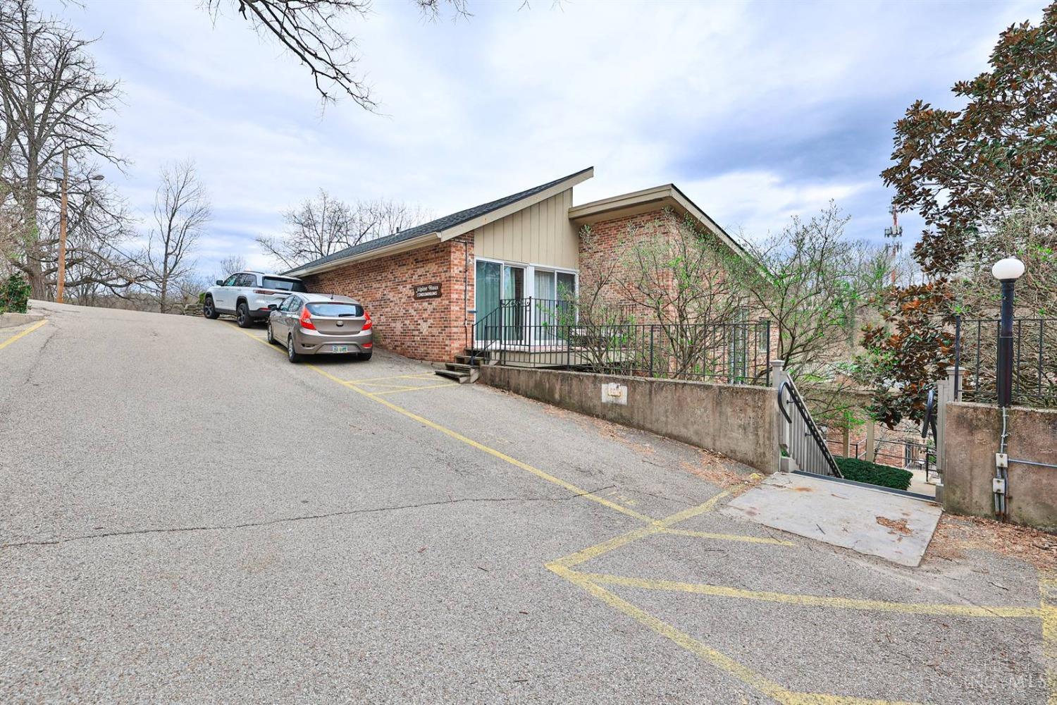 3069 Alpine Terrace #12B, Cincinnati, Ohio image 2