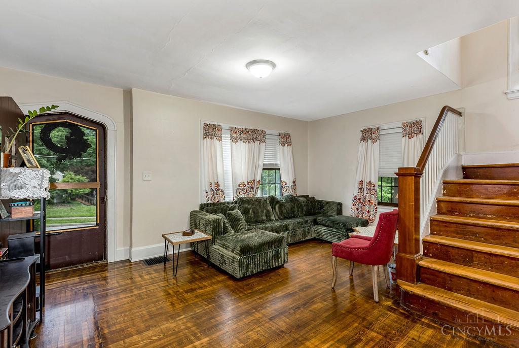 2587 Irving Place