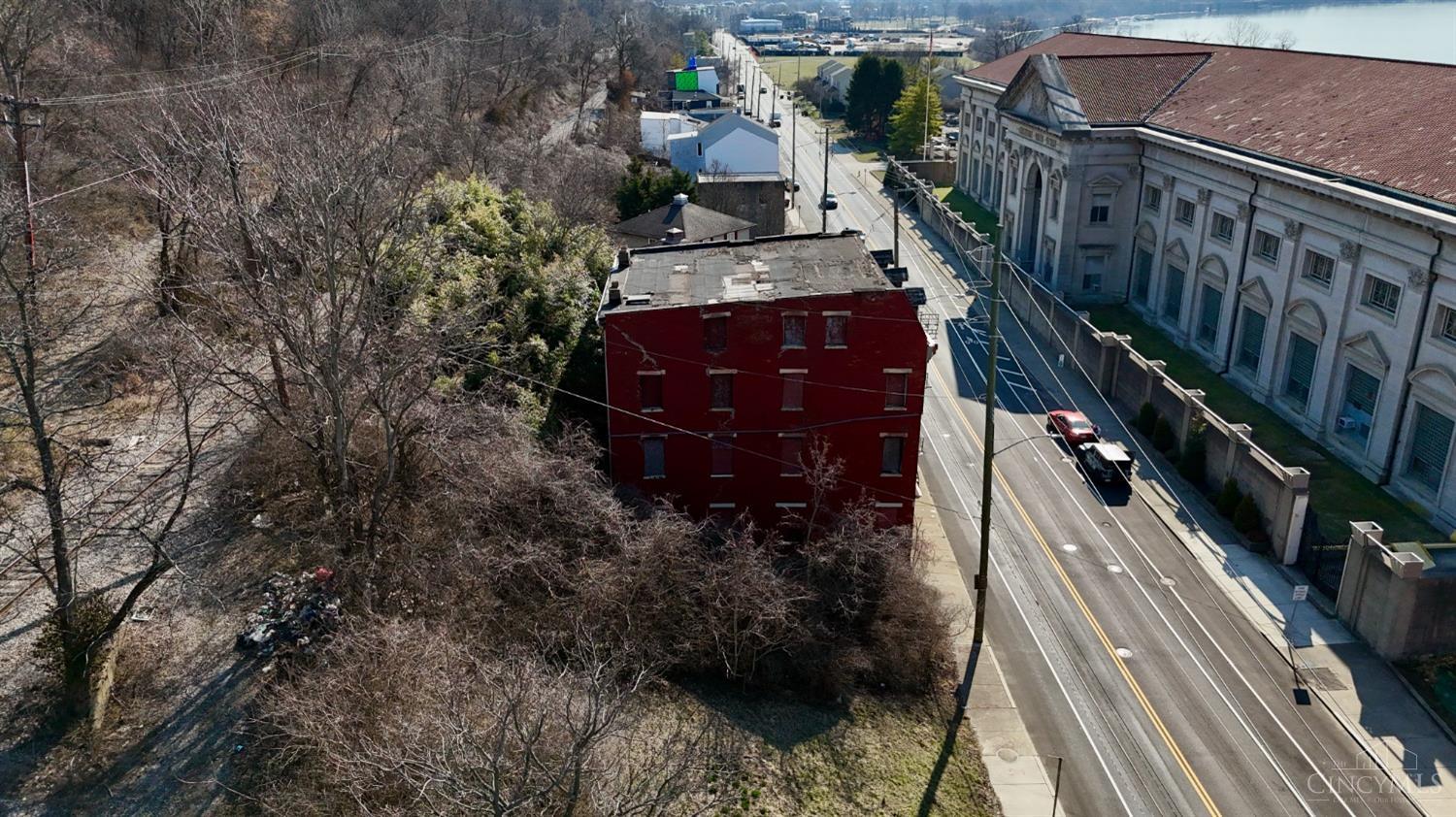 2526 Riverside Drive