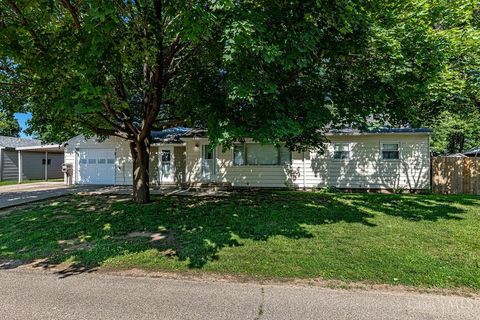 Homes For Sale - 208 Douglas Avenue<br/> Trenton, OH 45067