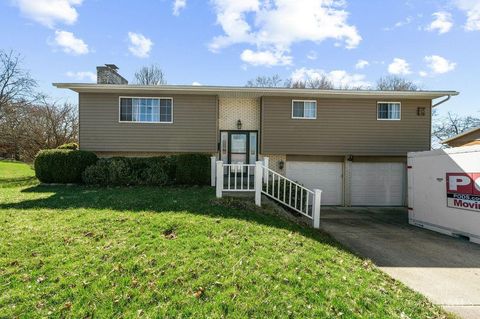 Photo of 812 Victoria Drive, Franklin, OH 45005 (MLS # 1871149)