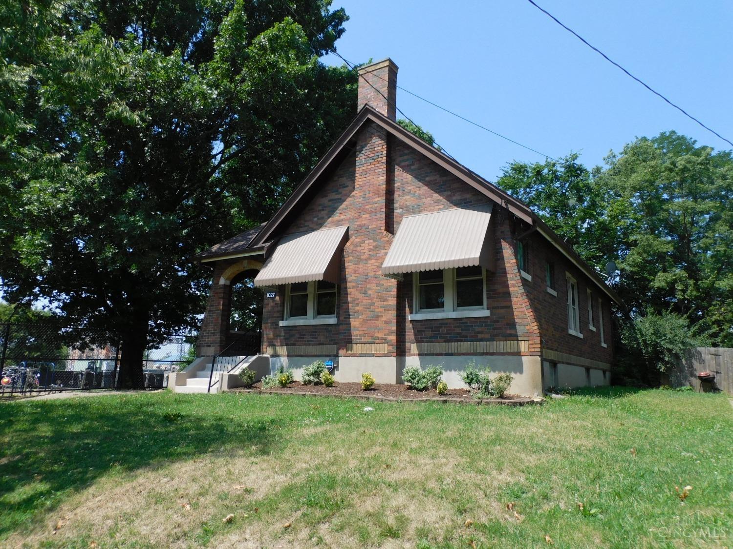 Photo 2 of 38 of 1027 Woodlawn Avenue house