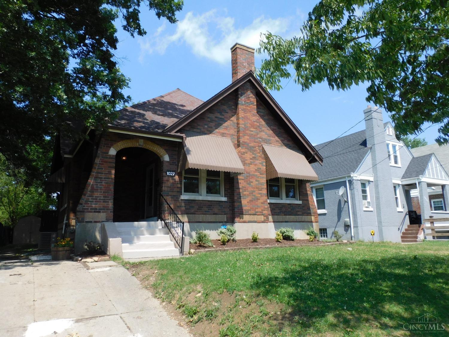 Photo 31 of 38 of 1027 Woodlawn Avenue house