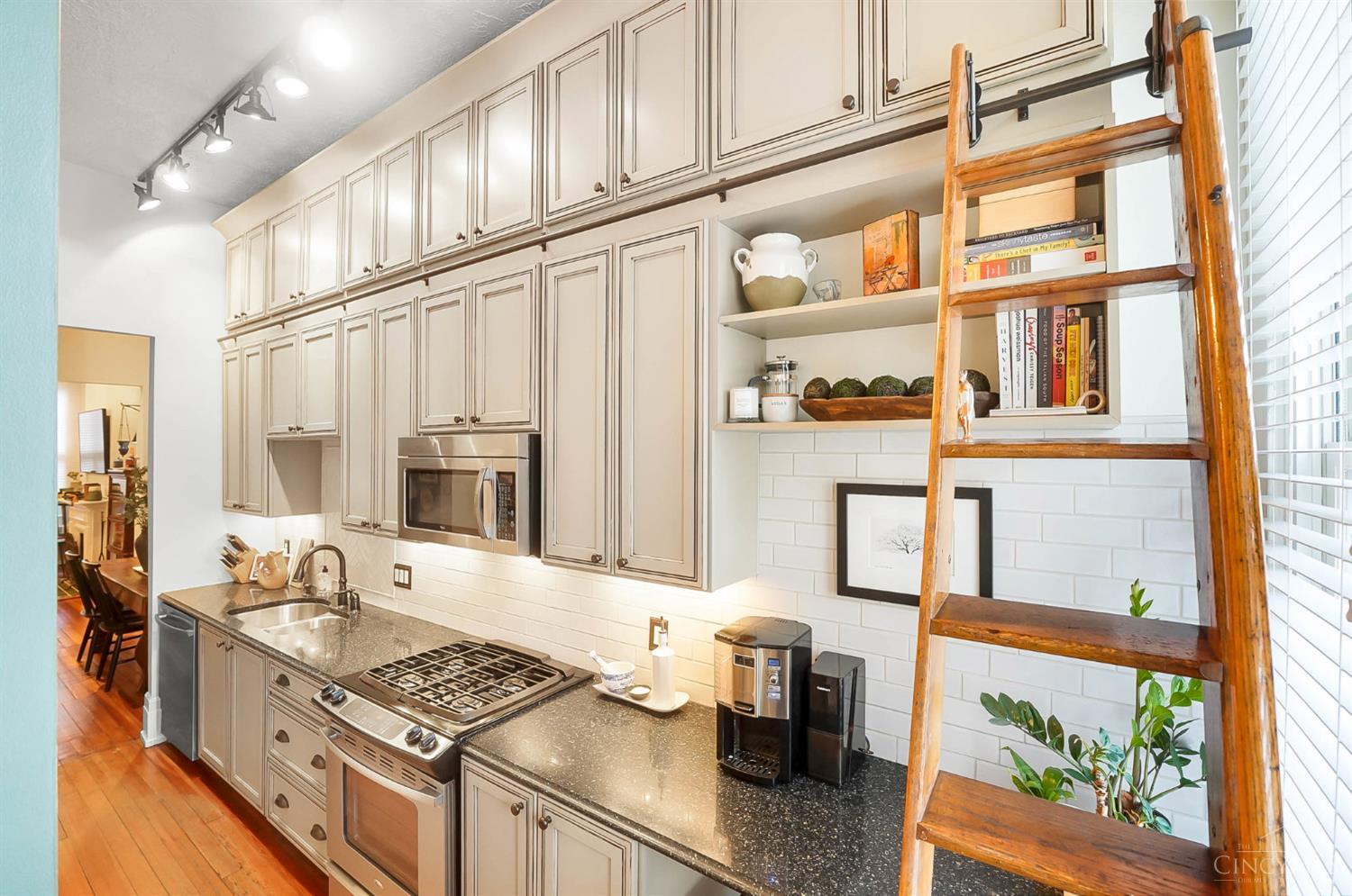 905 Paradrome Street