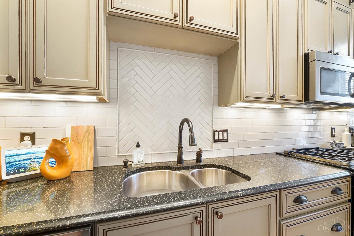 905 Paradrome Street