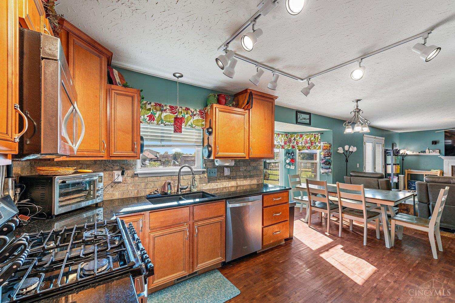 6942 Morris Road