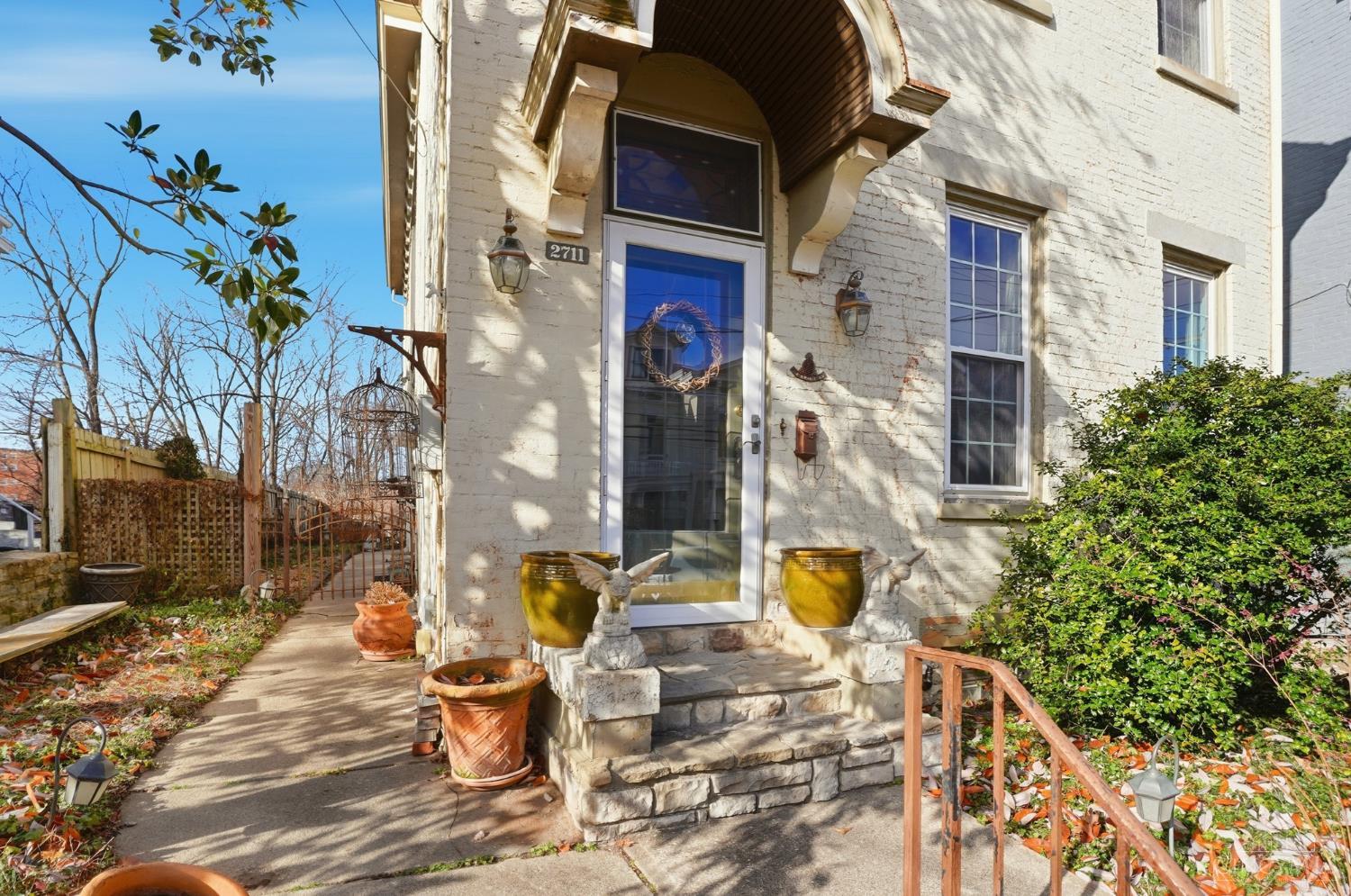 2711 Hackberry Street