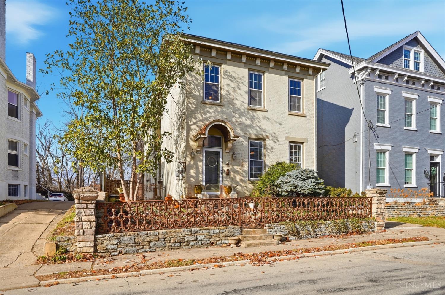 2711 Hackberry Street