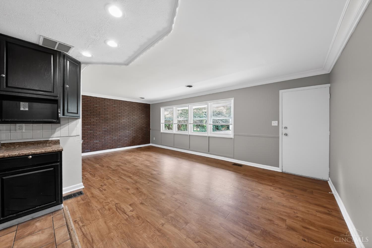 8877 Balboa Drive