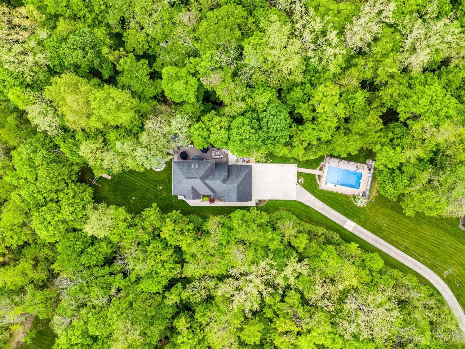 1115 Raintree Drive, Miami Twp, Ohio image 13