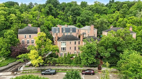 Photo of 854 Rue De La Paix #B1, Cincinnati, OH 45220 (MLS # 1847735)