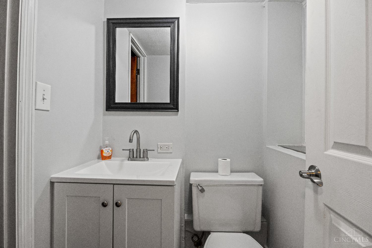3927 Woodford Road, Cincinnati, Ohio image 20