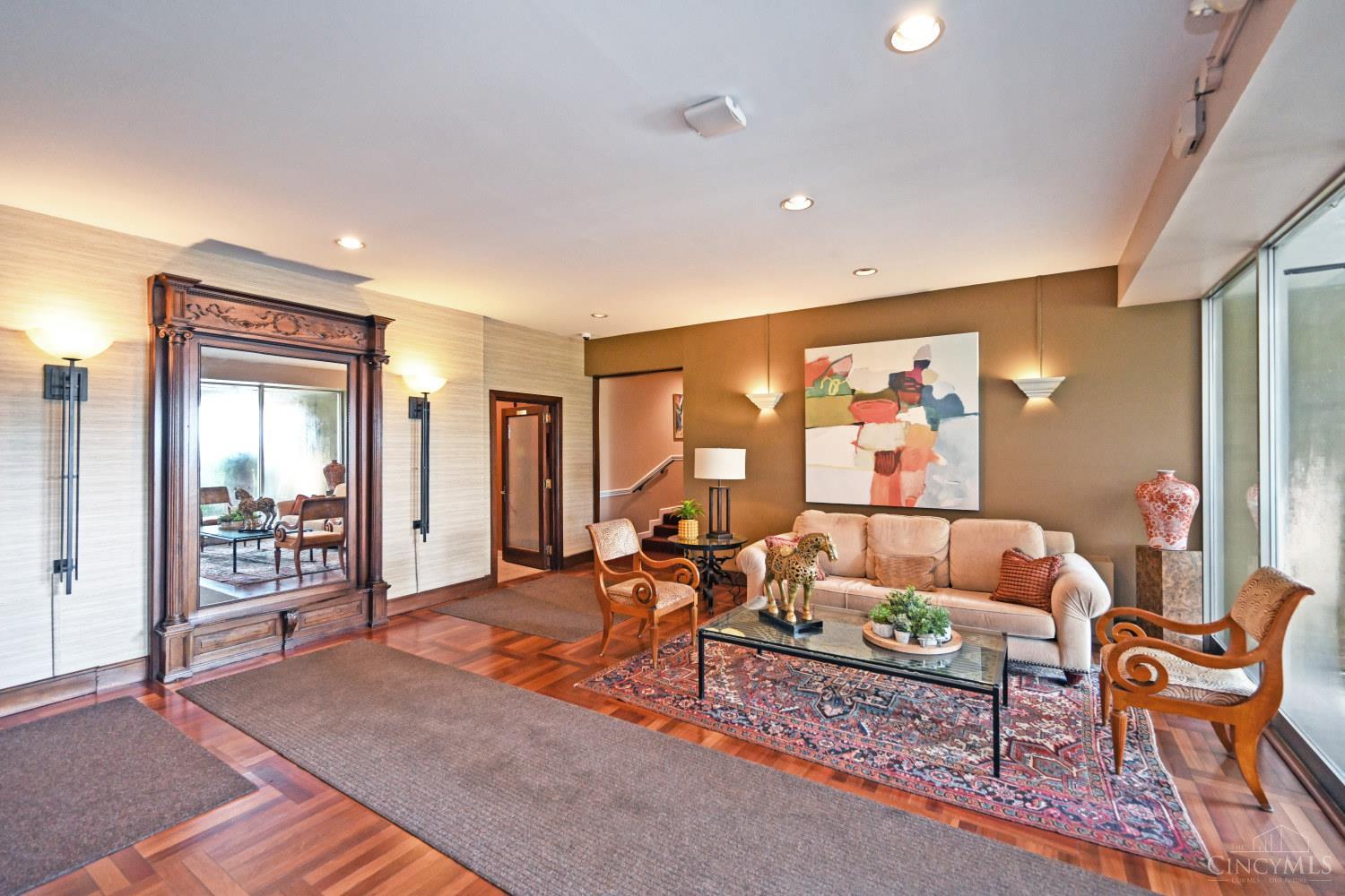 1617 E Mcmillan Street 501