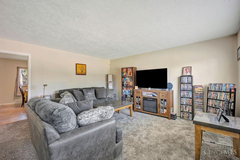 1088 Pinehollow Lane