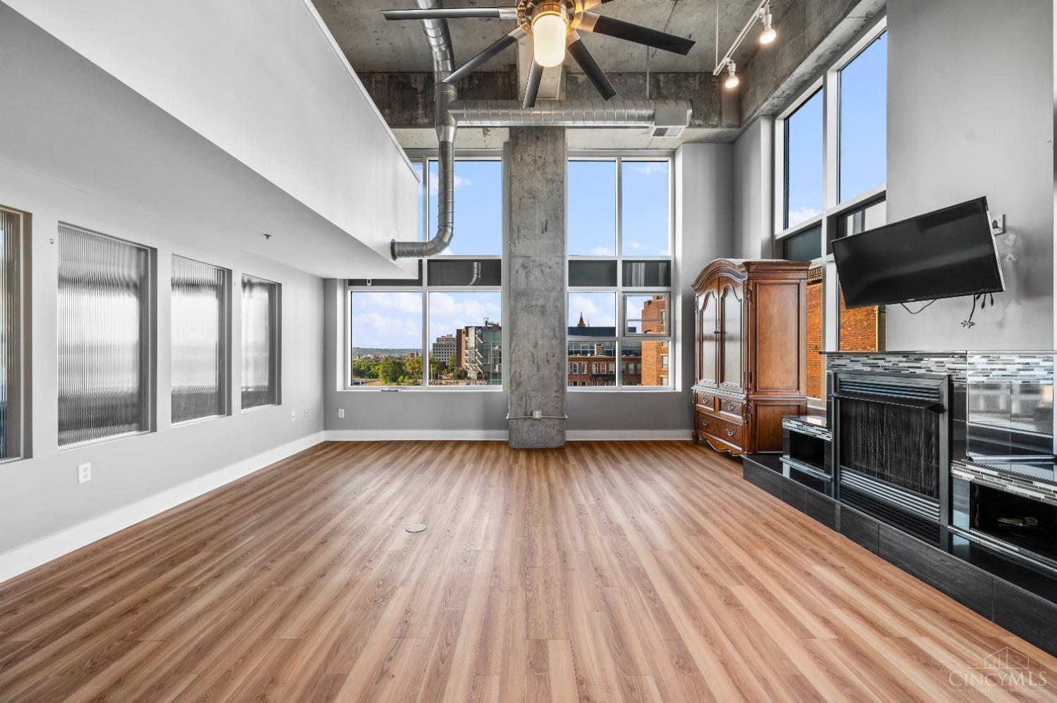353 W Fourth Street 600