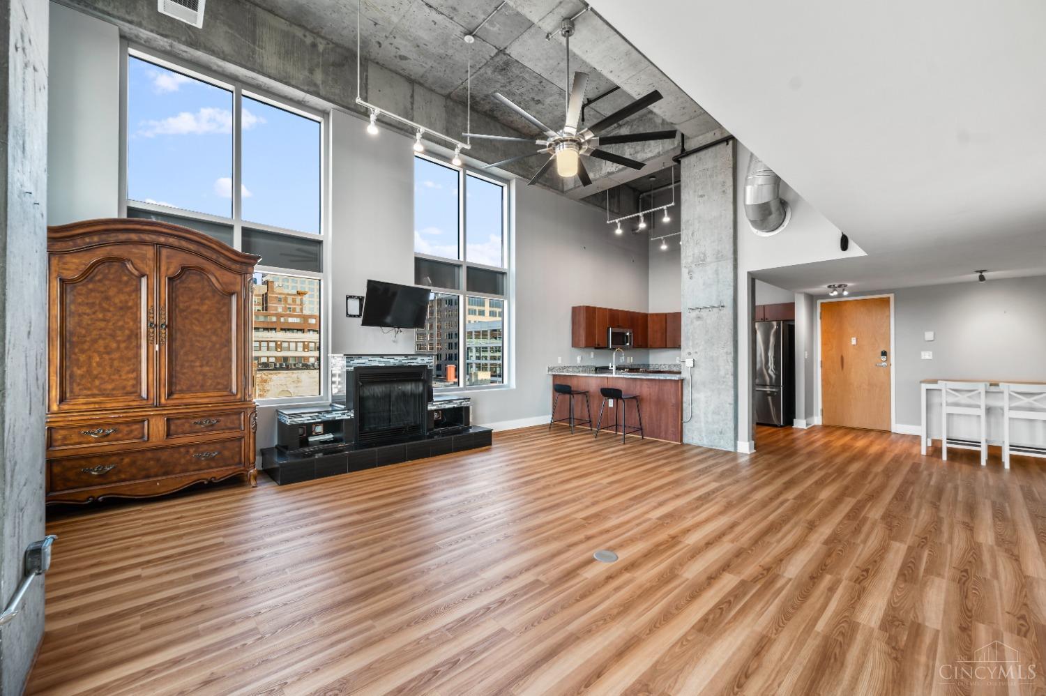 353 W Fourth Street 600