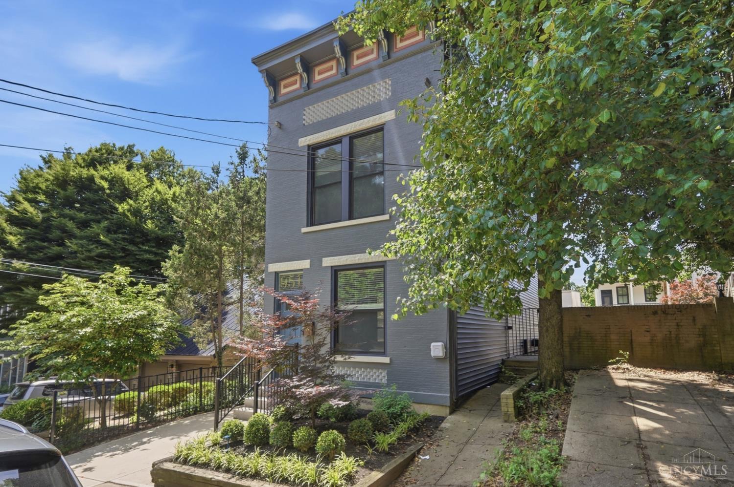 951 Parkside Place