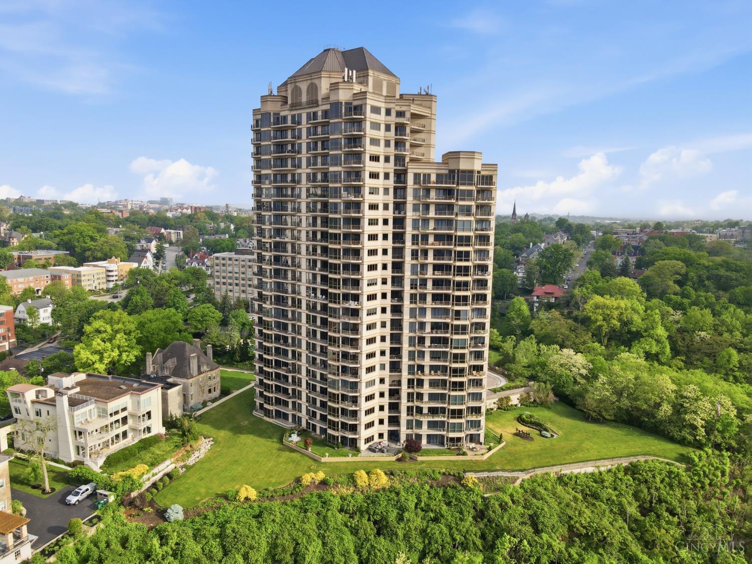 1201 Edgecliff Place 1192