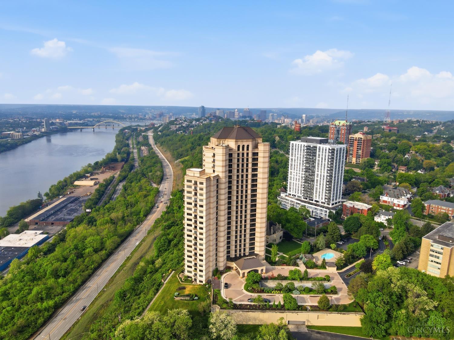 1201 Edgecliff Place 1192