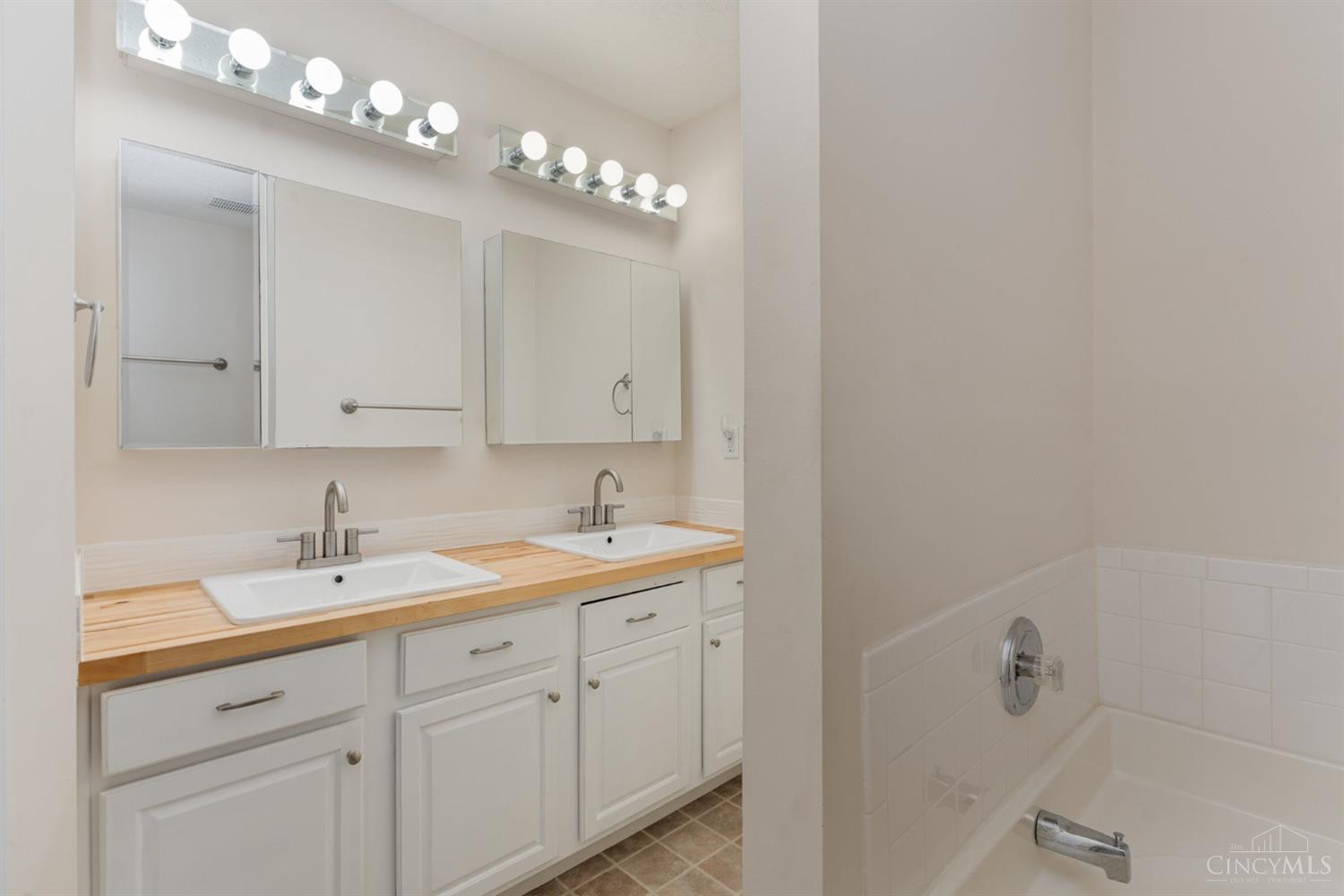 1099 Ridgepointe Drive, Union Twp, Ohio image 17