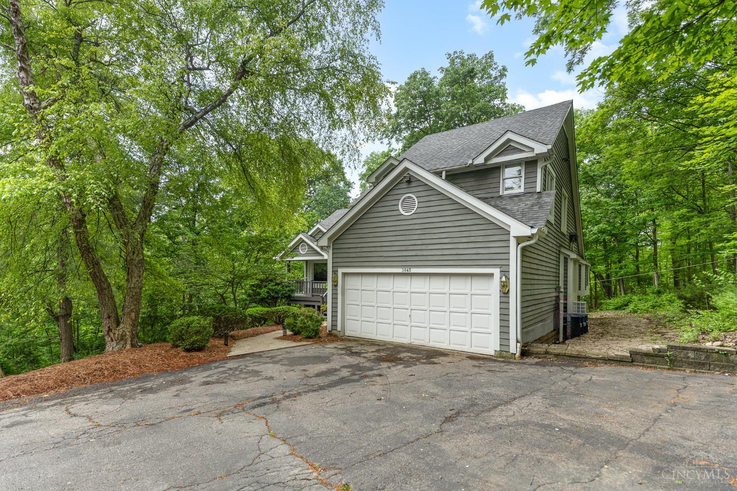 3845 Chimney Hill Drive, Blue Ash, Ohio image 2