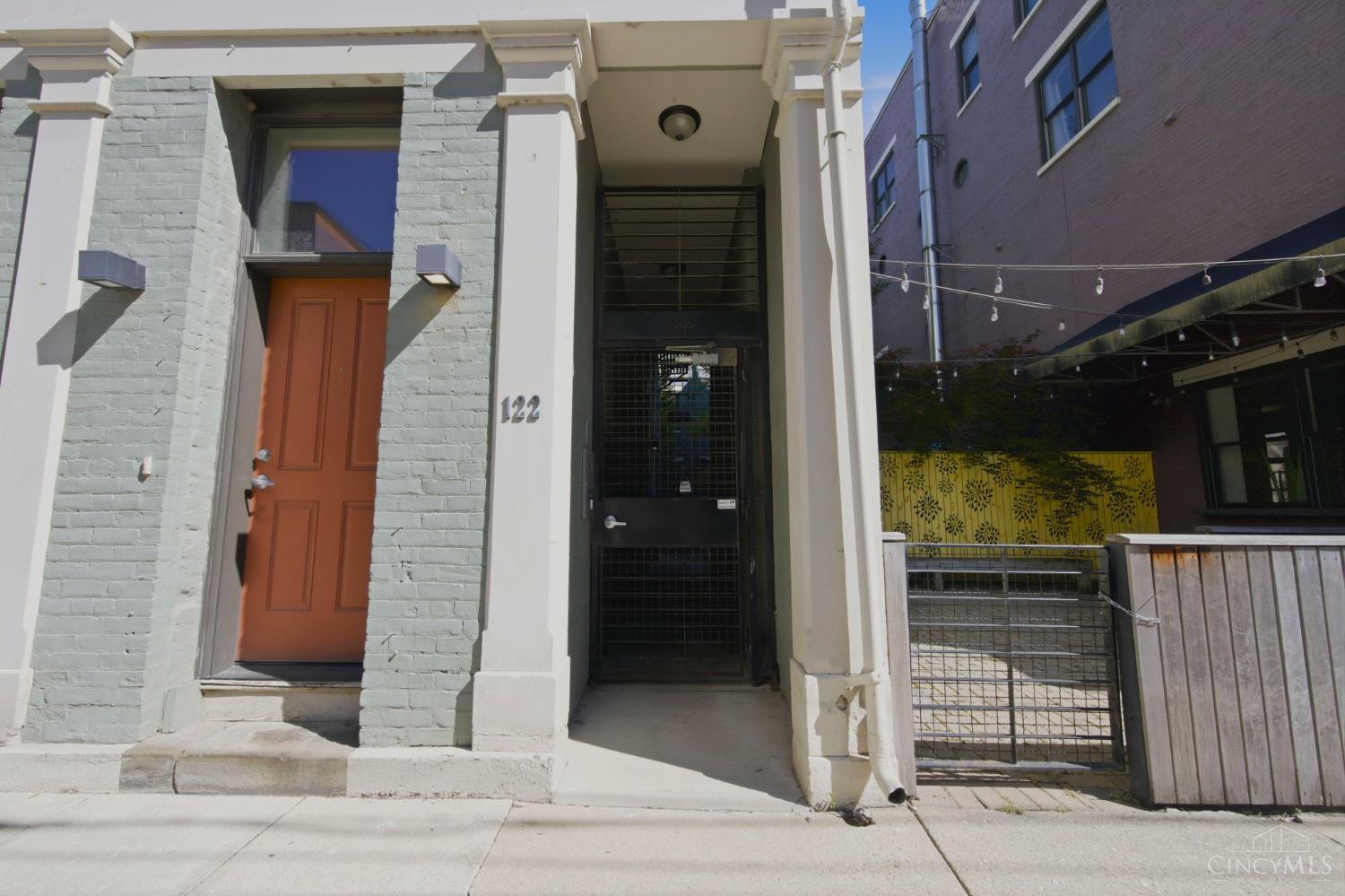 122 W Fifteenth St 222