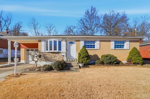 Photo of 5727 kroegermount Drive, Cincinnati, OH 45239 (MLS # 1866585)