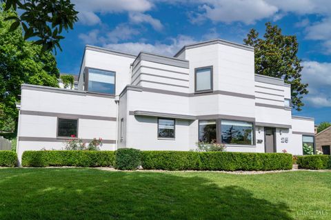 Photo of 25 Observatory Hill, Cincinnati, OH 45208 (MLS # 1857054)