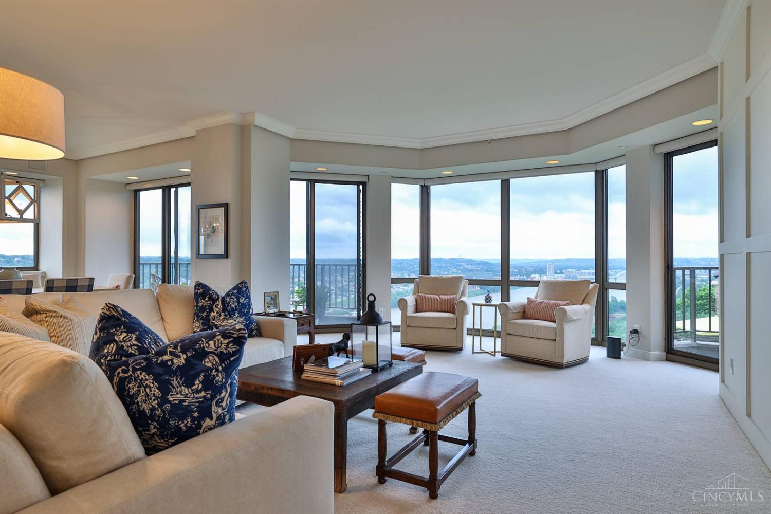 1201 Edgecliff Place 1042