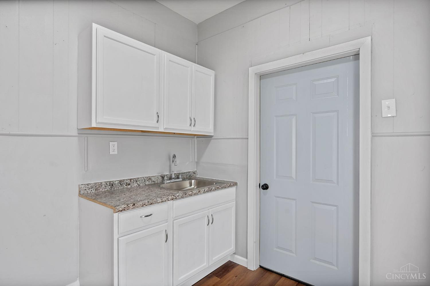 Elmwood Place, Ohio 45216, United States, 1 Bedroom Bedrooms, ,4 BathroomsBathrooms,Residential,Active,109188