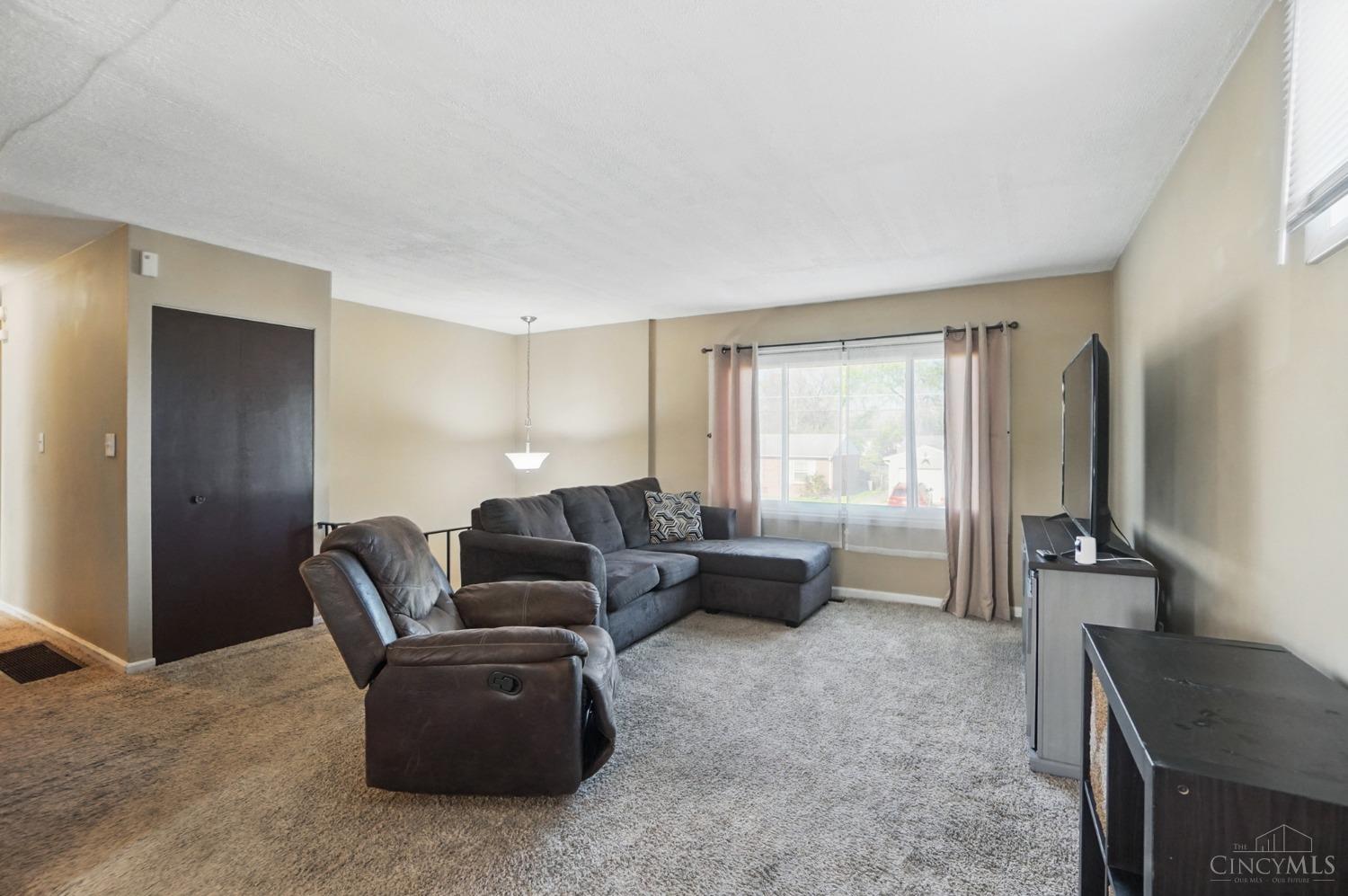 9956 Crusader Drive, Colerain Twp, Ohio image 6