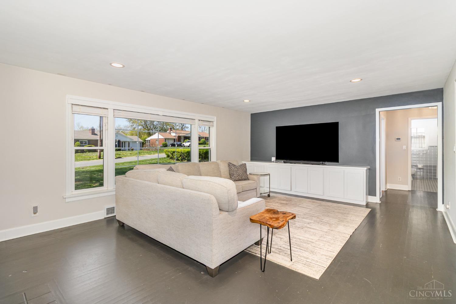 1112 Alnetta Drive, Anderson Twp, Ohio image 3