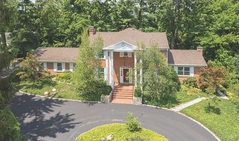 Photo of 220 Linden Drive, Wyoming, OH 45215 (MLS # 1886978)
