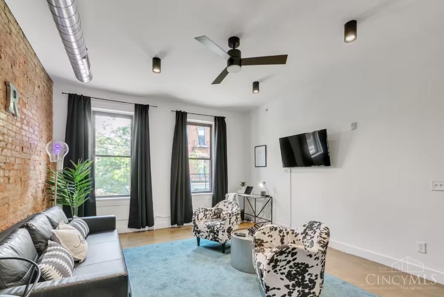 5 W Twelfth Street 5