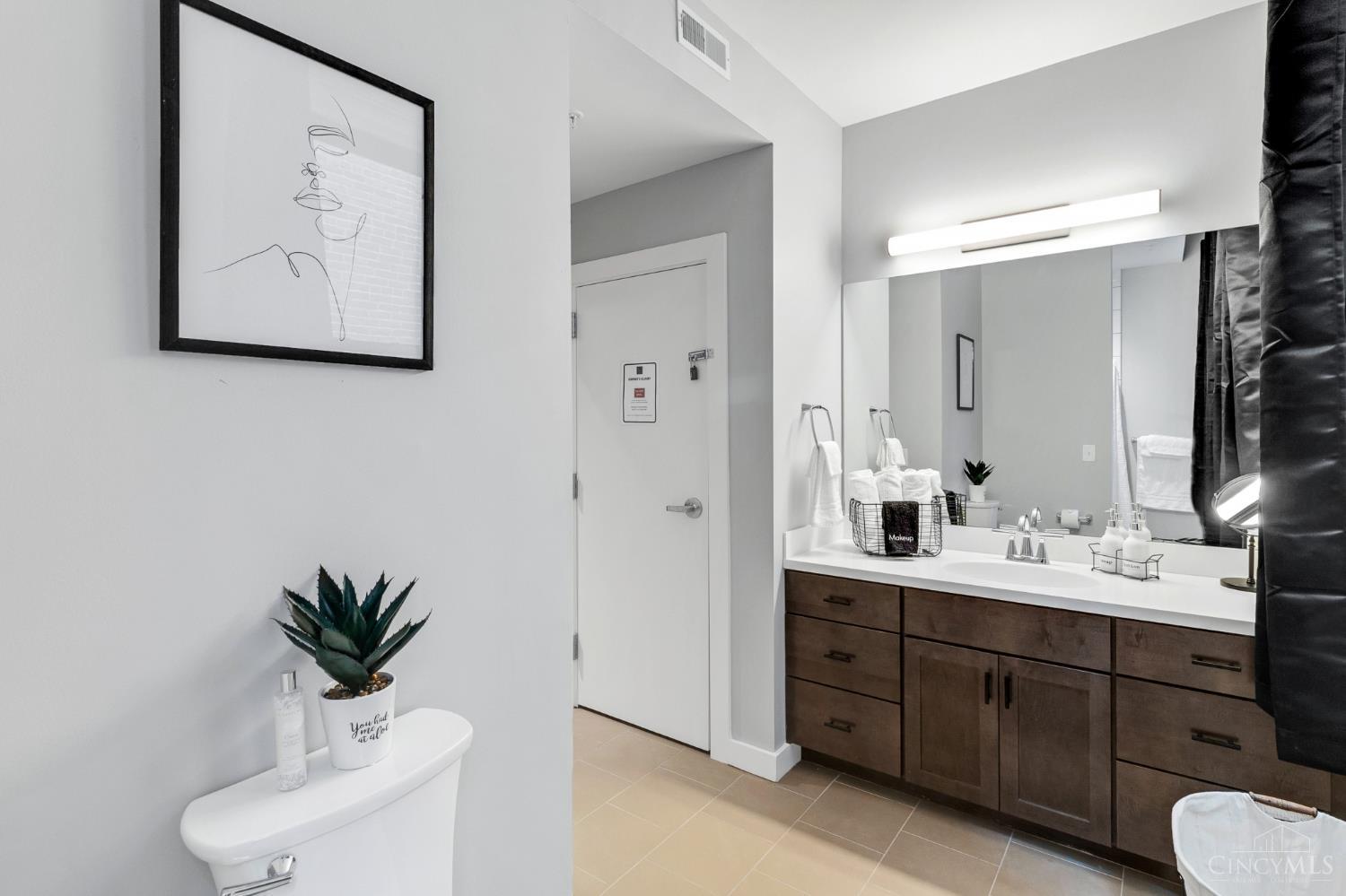 5 W Twelfth Street 5