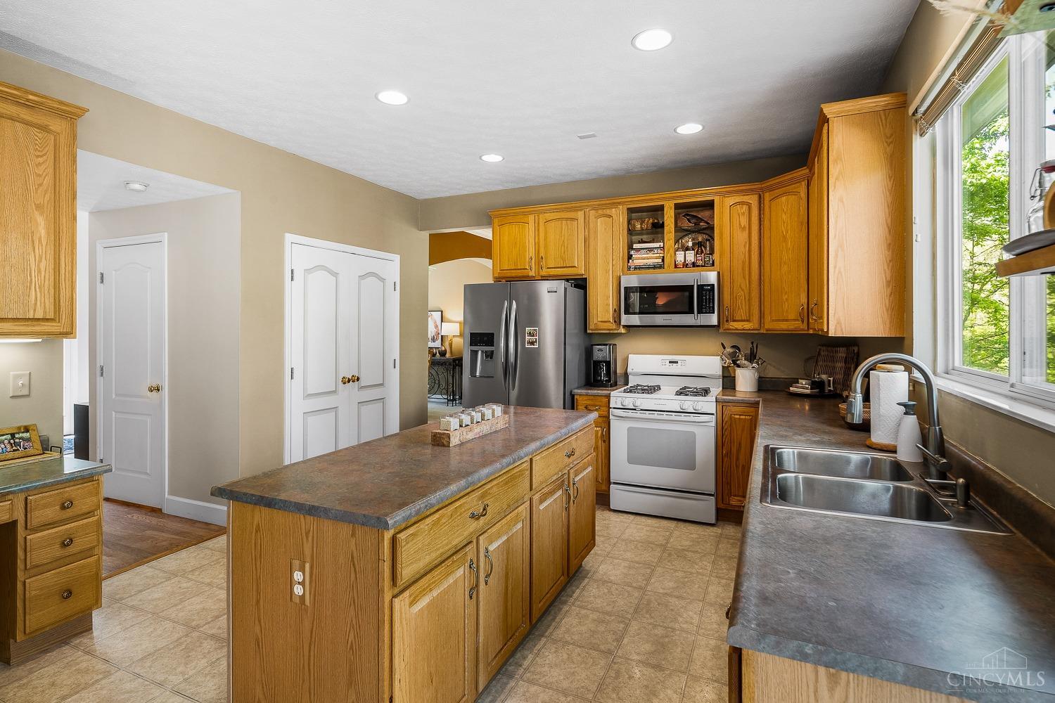 70 Clay Manor Court, Springboro, Ohio image 16