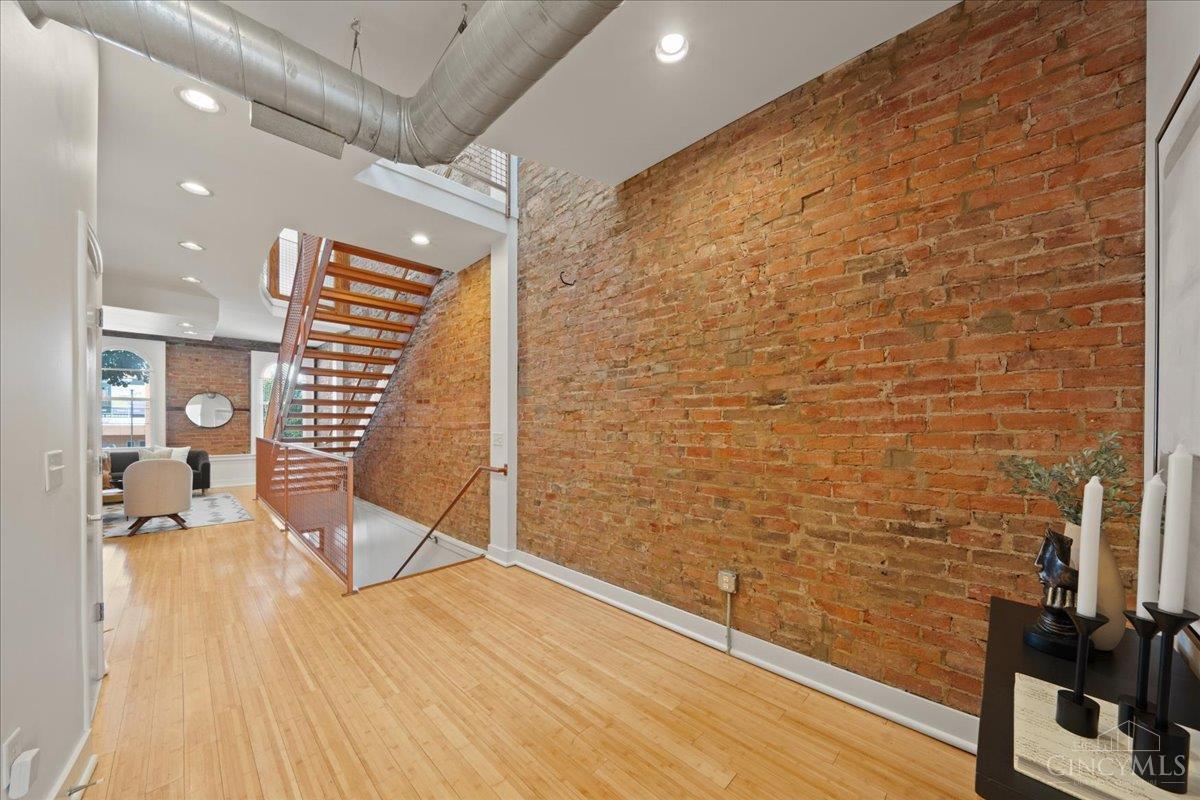 1122 Race Street 201A