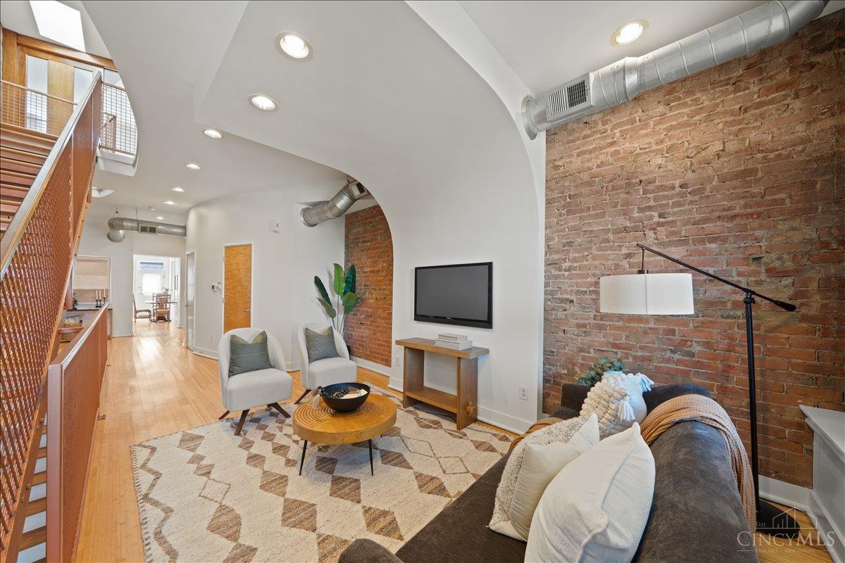 1122 Race Street 201A