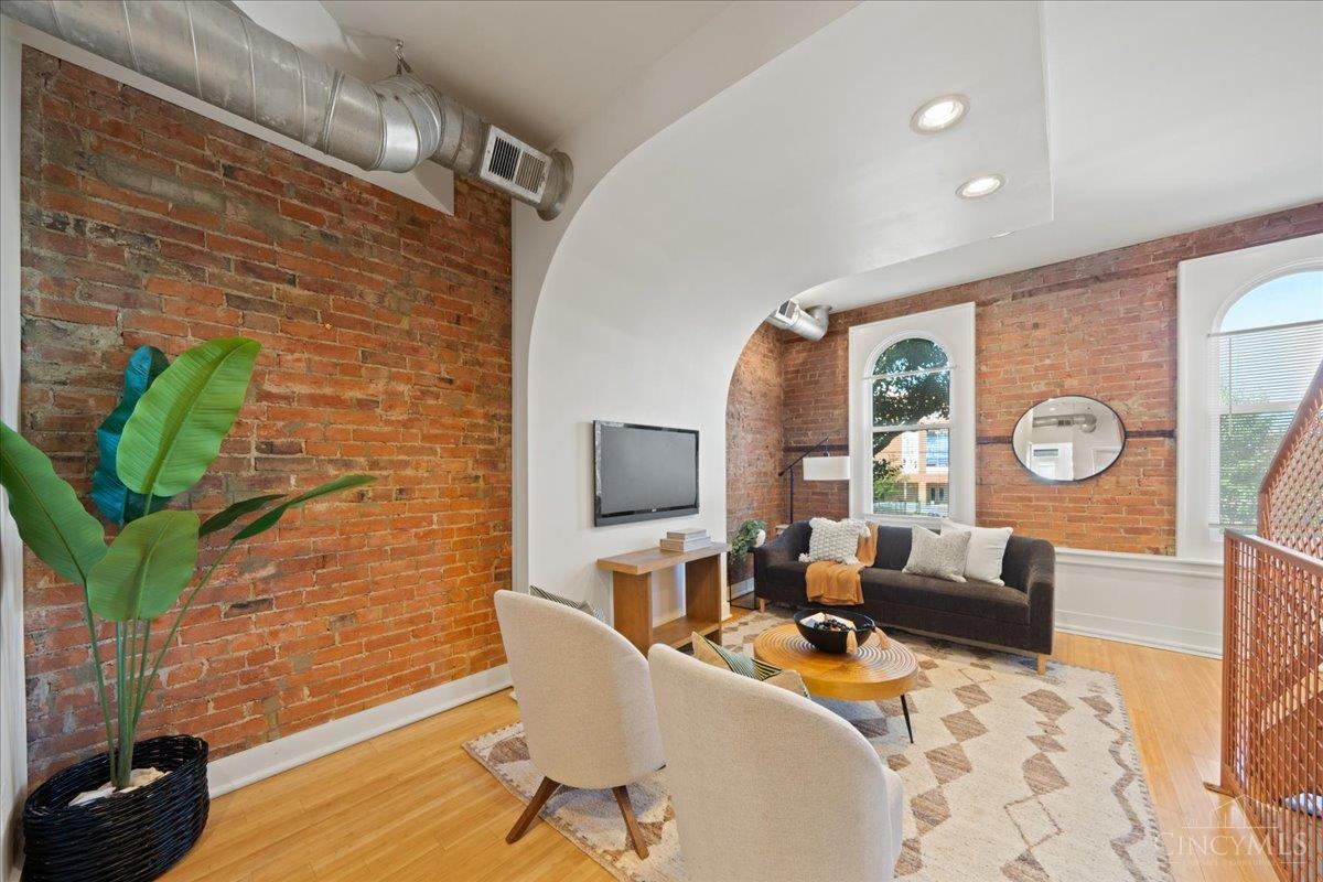 1122 Race Street 201A