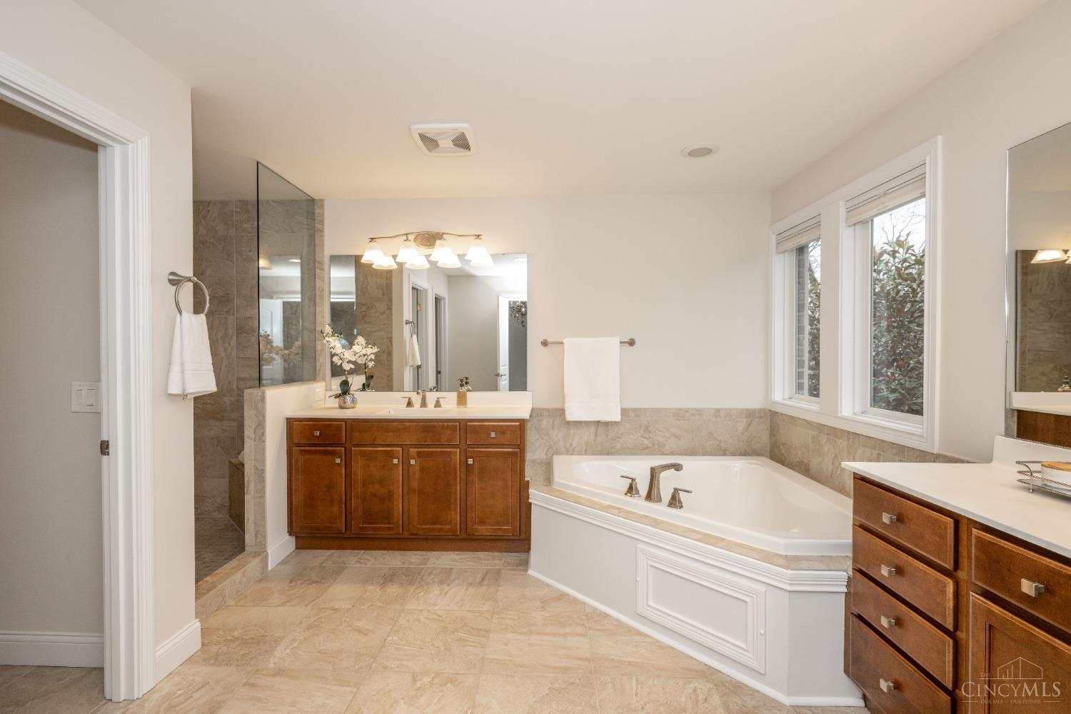 8931 Kenwood Road, Blue Ash, Ohio image 38