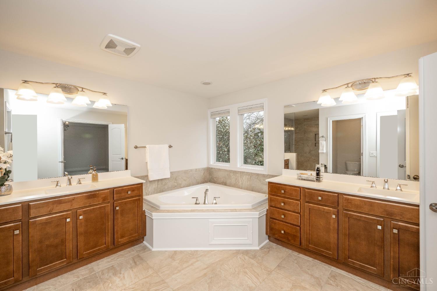 8931 Kenwood Road, Blue Ash, Ohio image 43