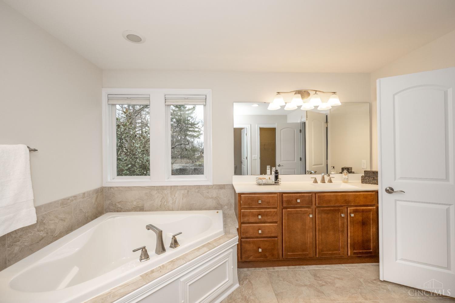 8931 Kenwood Road, Blue Ash, Ohio image 39