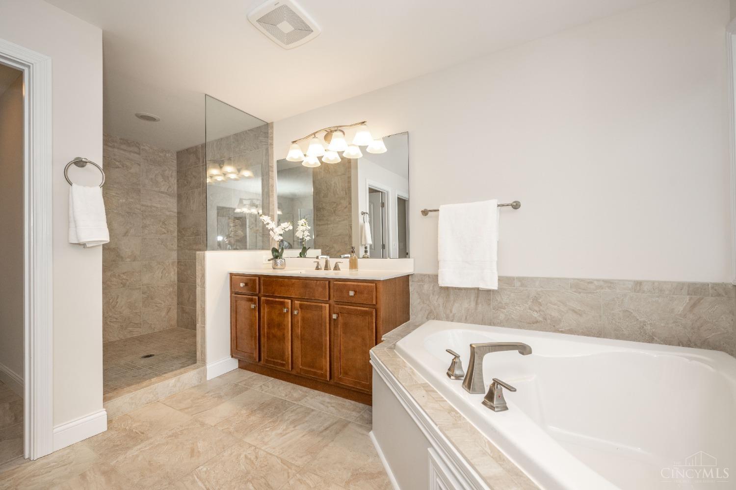 8931 Kenwood Road, Blue Ash, Ohio image 40