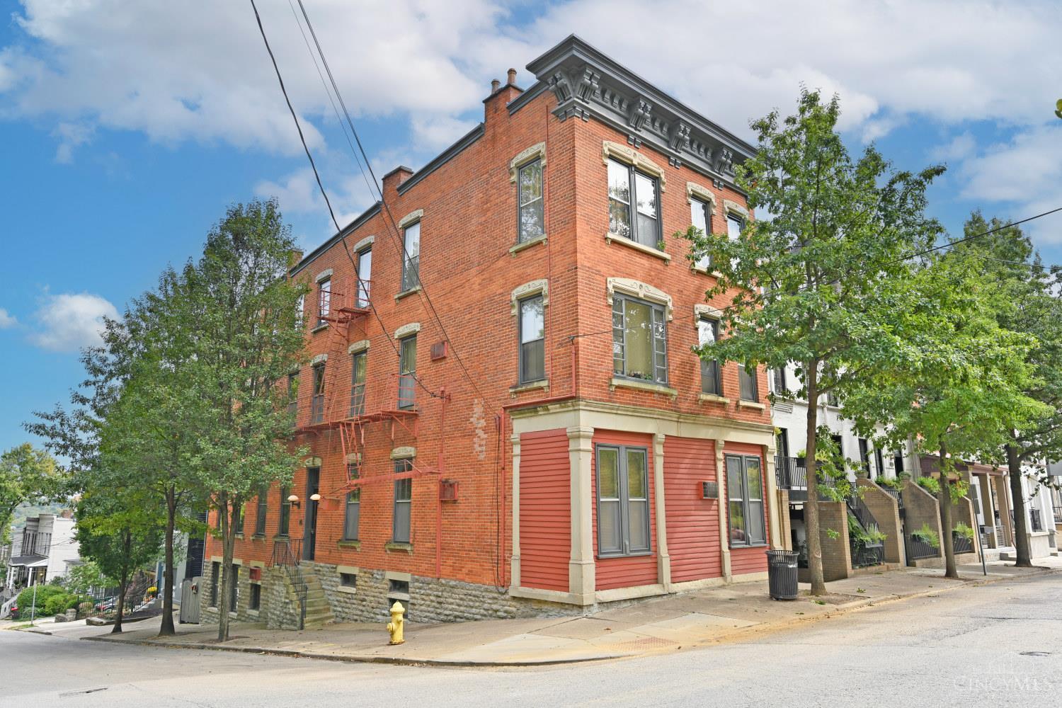 945 Parkside Place