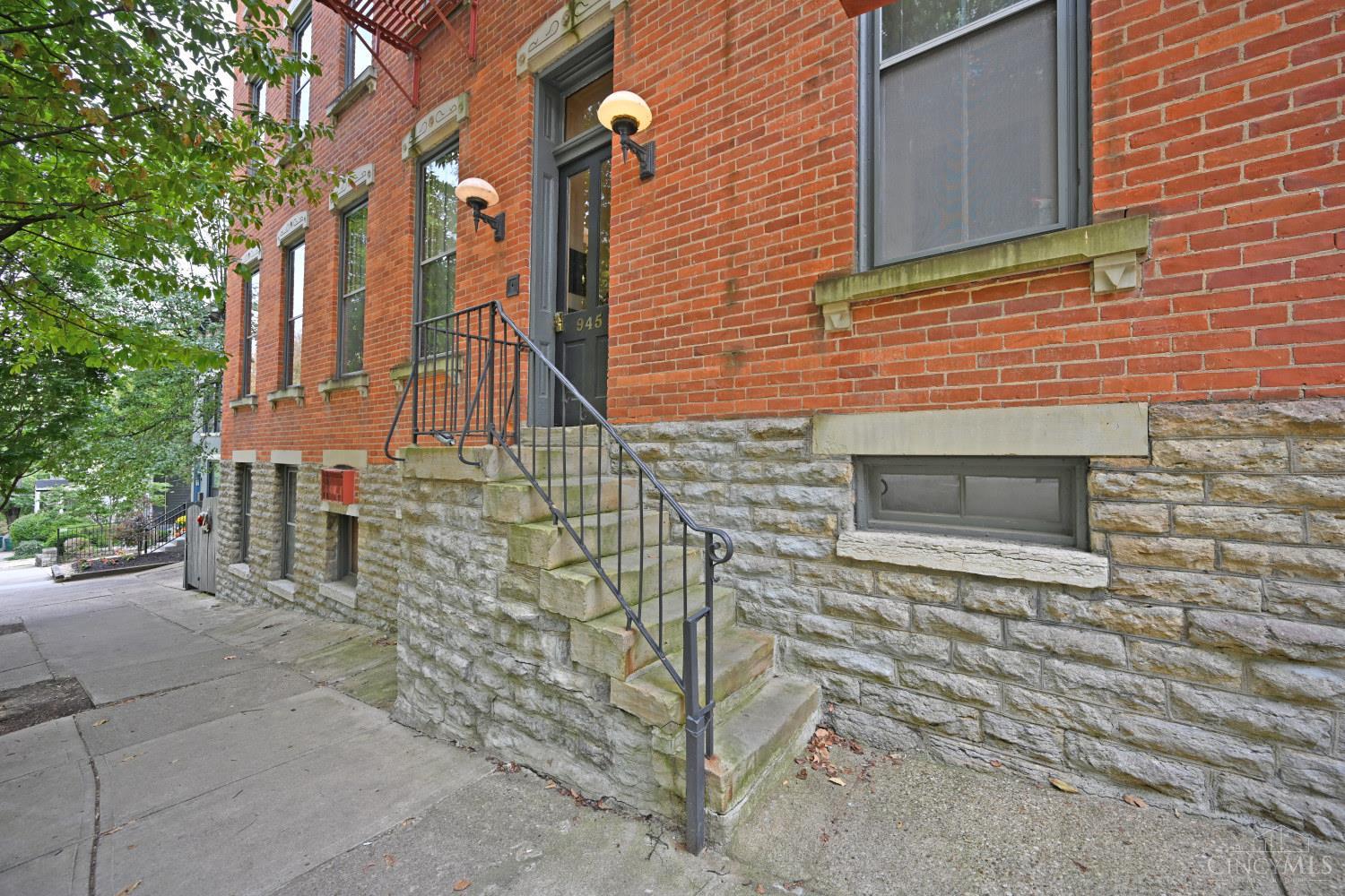 945 Parkside Place
