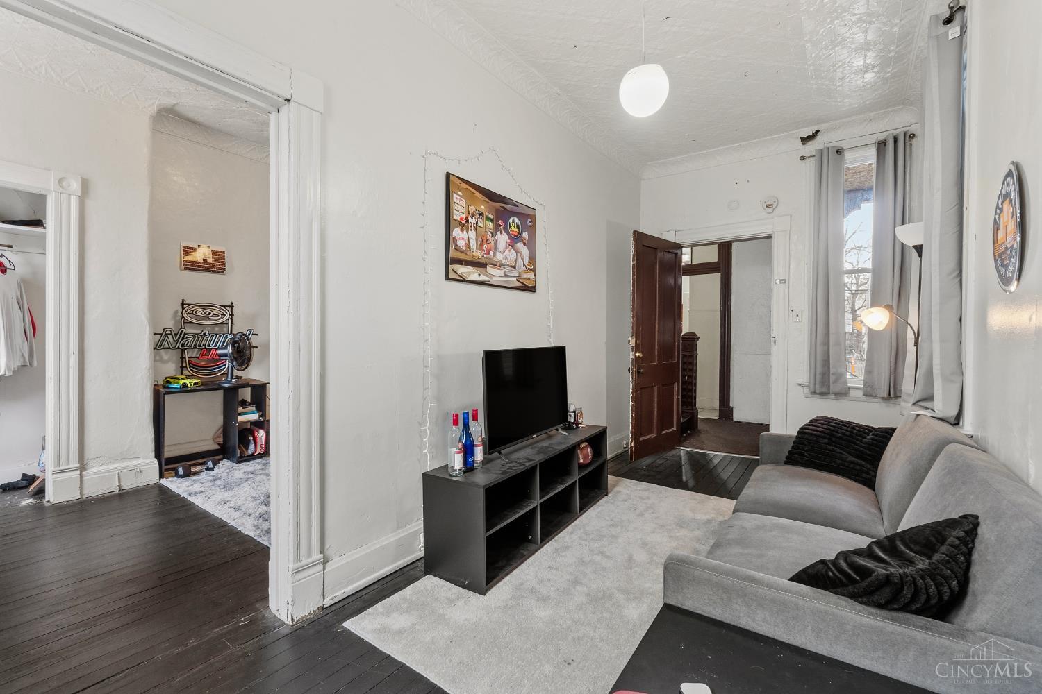 2327 Stratford Avenue