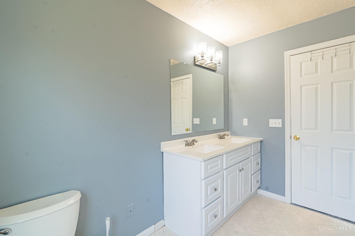 8715 Sarahs Bend Drive, Colerain Twp, Ohio image 22